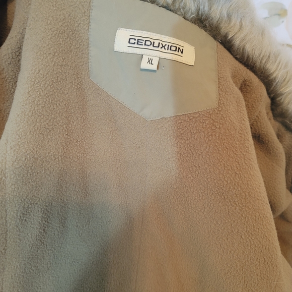 Women's Faux Fur Jacket - Picture 4 of 4